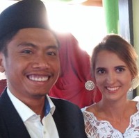 Sejak foto-foto pernikahan Elan dan Jasmine menjadi viral, banyak netizen mengkritiknya. Hal itu diungkapkan oleh Elan yang mengaku jika ada beberapa komentar negatif untuk dirinya. Salah satunya adalah ketika Elan dituduh memakai pelet agar Jasmine jatuh cinta padanya. Foto: Facebook/Chungky Fungky