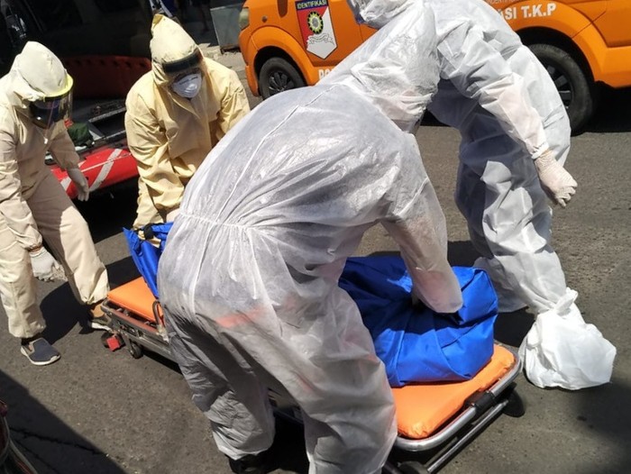 warga surabaya meninggal di taksi online