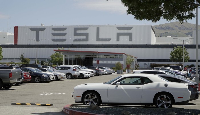 CEO Tesla Elon Musk melanggar aturan lockdown dengan membuka kembali pabrik Tesla di Fremont, California, AS. Area parkir pabrik Tesla yang penuh dengan mobil baru.
