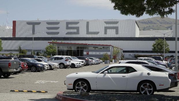 CEO Tesla Elon Musk melanggar aturan lockdown dengan membuka kembali pabrik Tesla di Fremont, California, AS. Area parkir pabrik Tesla yang penuh dengan mobil baru.