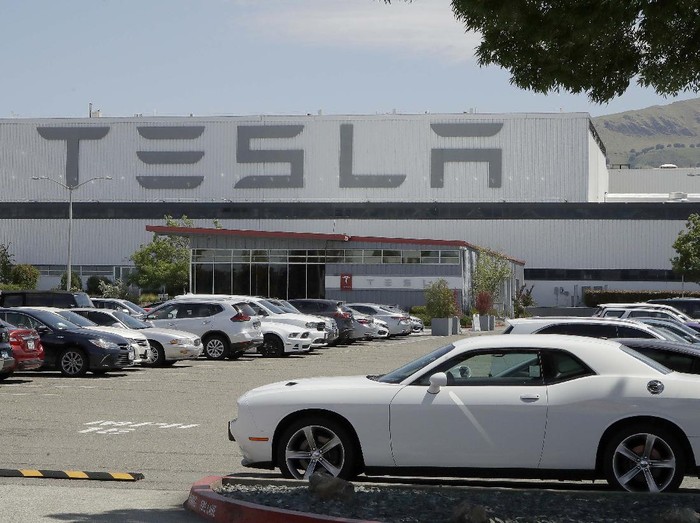 CEO Tesla Elon Musk melanggar aturan lockdown dengan membuka kembali pabrik Tesla di Fremont, California, AS. Area parkir pabrik Tesla yang penuh dengan mobil baru.