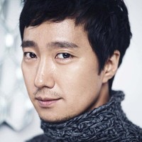 Sebelum menjadi aktor terkenal, Park Hae Il merupakan pemain teater. Ia pun menikahi penggemarnya, Seo Yoon Seon yang kerap menyaksikan penampilannya. Foto: Istimewa