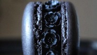 Kreasi macaron ini semuanya berwarna hitam. Walaupun begitu macaron tersebut tetap terlihat cantik dan artistik. Apalagi ada sentuhan bunga-bunga kecil di sana. Foto: Instagram @kims_bachstuebli