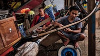 Pria asal Brebes ini menuturkan bahwa kondisi ini membuat pendapatan turun hampir 70 persen pendapatan. Biasanya kita dapat Rp 100 ribu per hari tapi sekarang cuma dapat Rp 20-30 ribu. Ed Wray/Getty Images.