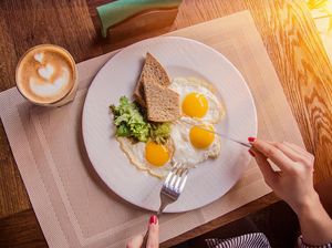 Ingin Berat Badan Cepat Turun? Jangan Lupa Selalu Sarapan dan Makan Malam