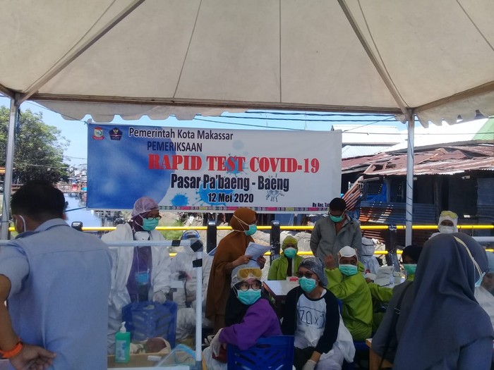 Pedagang di Pasar Pabaeng-baeng Makassar Jalani Rapid Test Massal