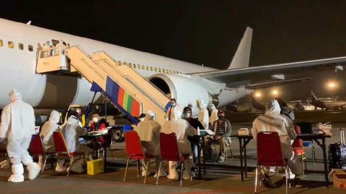 WNI dari Bangladesh langsung menjalani serangkaian tes virus Corona setibanya datang di Bandara Soekarno-Hatta, lalu di bawa ke Asrama Haji.
