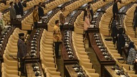 Dari 575 anggota DPR 2019-2024, sebanyak 279 orang tidak menghadiri rapat paripurna tersebut.