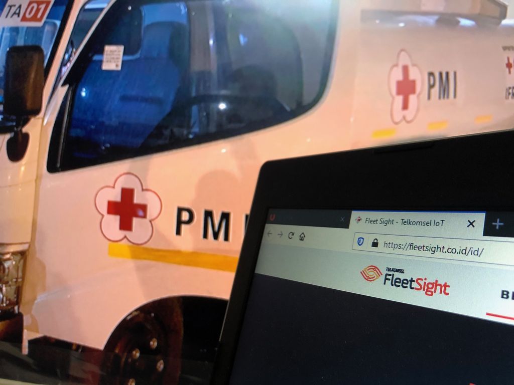 Penyediaan solusi IoT dari Telkomsel kepada PMI dalam membantu menanggulangi COVID-19 di Indonesia.