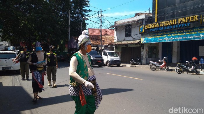 Petruk Semar PSBB di Cirebon