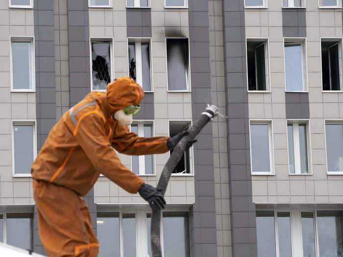 RS di Rusia Terbakar, 5 Pasien Corona Tewas Sebanyak lima pasien COVID-19 meninggal dunia di St Petersburg, Rusia. Mereka tewas setelah rumah sakit tempat mereka dirawat terbakar, Selasa (12/5).