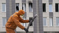 Petugas pemadam kebakaran selesai memadamkan api yang membakar RS St. George di Petersburg, Rusia, Selasa (12/5).