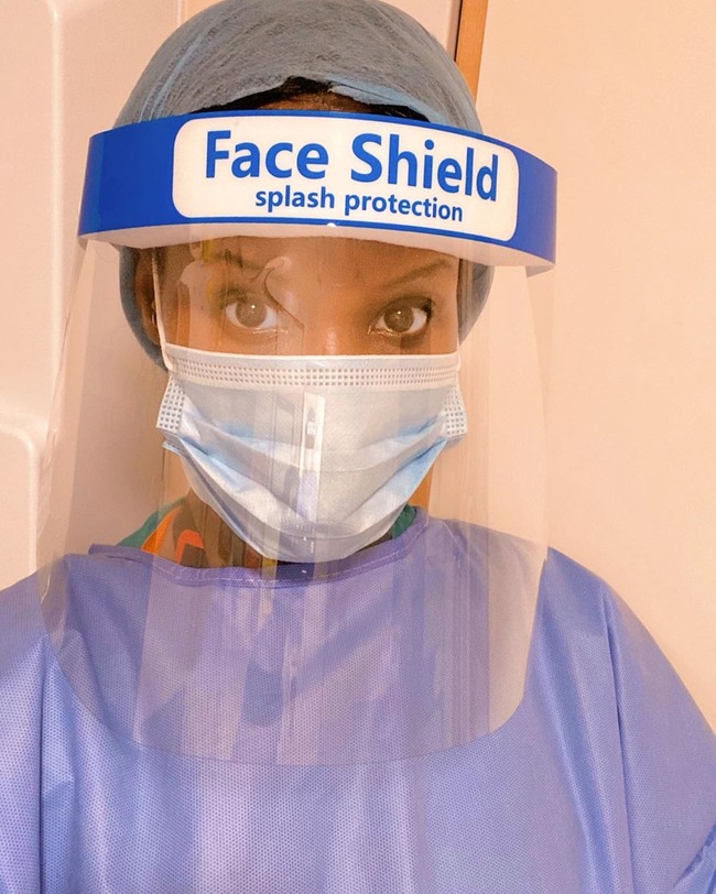 Presenter Inggris ini kini memilih alih profesi di tengah pandemi. Presenter bernama Sarah Mulindwa itu kini menjadi perawat yang menangani pasien Corona.  Foto: dok. Instagram @sarah.mulindwa