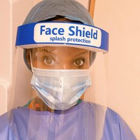 Presenter Inggris ini kini memilih alih profesi di tengah pandemi. Presenter bernama Sarah Mulindwa itu kini menjadi perawat yang menangani pasien Corona.  Foto: dok. Instagram @sarah.mulindwa