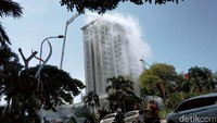 Selain itu ada juga satu bronto sky lift untuk melakukan penyemprotan di gedung tinggi yang berada di Jalan Tunjungan Surabaya.
