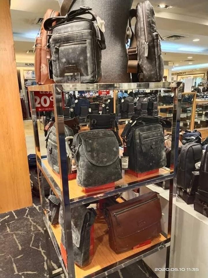 Waduh! Kelamaan Tutup, Barang-barang Mewah Ini Diselimuti Jamur Ditutupnya sebagian besar tempat umum di Malaysia membuat barang-barang yang ada di toko ini berjamur. Hal tersebut menjadi sangat viral di sosial media.
