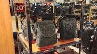 Sosial media Twitter sedang viral foto sebuah toko di Malaysia yang isi barang-barangnya terselimuti oleh jamur. Istimewa/Dok. Twitter/@IqbalSheikhAli.  