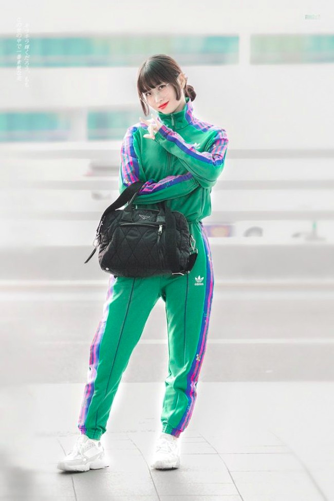 Setelan trainer juga nyaman dikenakan di momen-momen kasual. Tak perlu harus mau olahraga, baju sporty seperti yang dipakai Momo TWICE ini juga bisa digunakan selama #DiRumahAja. Tapi mungkin kamu tak perlu pakai tas Prada.Foto: dok. Fansite