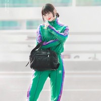 Setelan trainer juga nyaman dikenakan di momen-momen kasual. Tak perlu harus mau olahraga, baju sporty seperti yang dipakai Momo TWICE ini juga bisa digunakan selama #DiRumahAja. Tapi mungkin kamu tak perlu pakai tas Prada.Foto: dok. Fansite