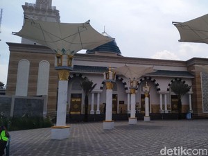 Masyaallah, Salat di Masjid Ar Rahman Blitar Berasa Seperti di Masjid Nabawi