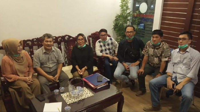Wabup OKU Johan Anuar saat bebas dari tahanan dan bertemu keluarga serta Kuasa Hukum.