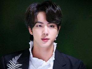 Jin BTS Jadi MC Nikahan Sahabat, Gantengnya Bikin Tamu Salah Fokus!