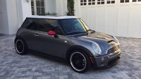  kamu ngintip isi garasi Lewis Hamilton sekarang akan bisa ditemukan McLaren P1, sebuah LaFerrari,  LaFerrari Aperta, serta Mercedes 300SL. Tapi balik ke tahun 2002, juara dunia F1 ini memiliki Mini Cooper sebagai mobil pertamanya. (car from uk)