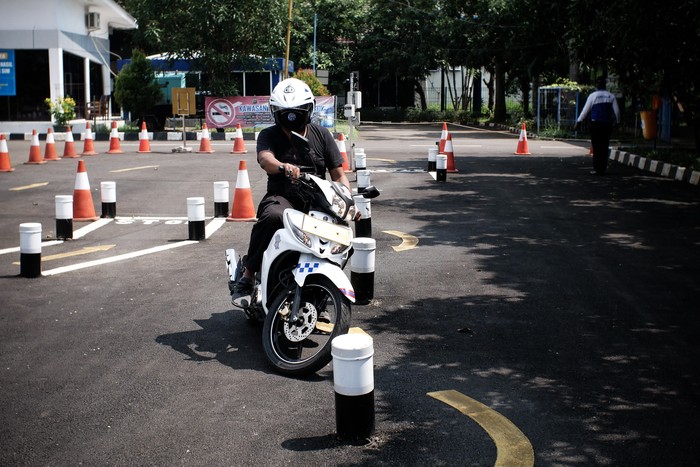 Peserta mengikuti ujian teori Surat Izin Mengemudi (SIM) di Satuan Penyelenggara Administrasi (Satpas) SIM Daan Mogot, Jakarta, Selasa (12/5/2020). Kepala Seksi SIM Direktorat Lalu Lintas Polda Metro Jaya Komisaris Polisi Lalu Hedwin memperkirakan semasa pandemi COVID-19 aktivitas pembuatan SIM mengalami penurunan mencapai 75 persen dari hari biasa. ANTARA FOTO/Rivan Awal Lingga/foc.