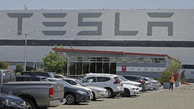 CEO Tesla Elon Musk melanggar aturan lockdown dengan membuka kembali pabrik Tesla di Fremont, California, AS. Area parkir pabrik Tesla yang penuh dengan mobil baru.