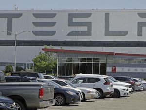 Penjualan Mobil Listrik Naik di AS tapi Tesla Malah Merosot