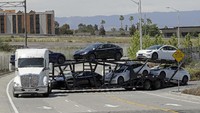 Tempat parkir yang terlihat hampir penuh di pabrik mobil listrik California Tesla itu adalah sebuah indikasi bahwa perusahaan itu melanjutkan produksi dengan melanggar aturan lockdown.