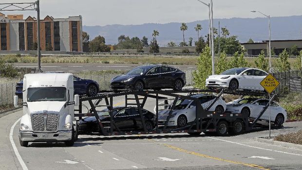 CEO Tesla Elon Musk melanggar aturan lockdown dengan membuka kembali pabrik Tesla di Fremont, California, AS. Area parkir pabrik Tesla yang penuh dengan mobil baru.