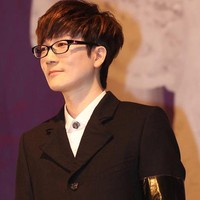 Penyanyi sekaligus penulis lagu Seo Tae Ji menikah dengan penggemarnya, Lee Ji Ah. Keduanya pertama kali bertemu saat Seo Tae Ji menggelar konser, dan memutuskan menikah pada 1997. Foto: Istimewa