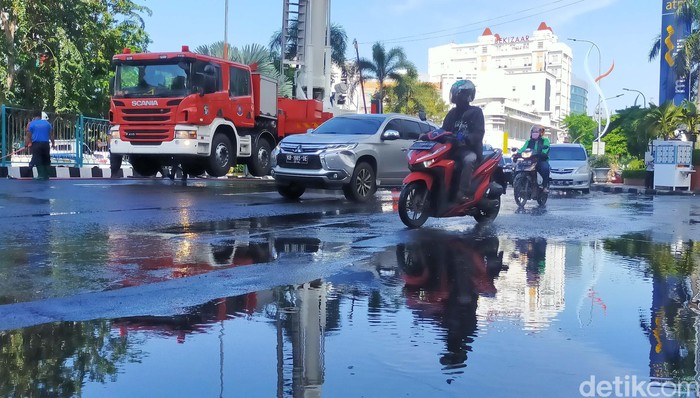 Gedung-gedung Tinggi di Surabaya juga Disemprot Disinfektan Pemkot Surabaya terus melakukan upaya pencegahan COVID-19. Salah satu aksinya melibatkan Unit Damkar Kota Surabaya untuk melakukan penyemprotan disinfekan.