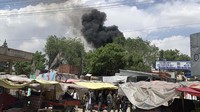 Asap mengepul dari rumah sakit yang diserang kelompok bersenjata di Kabul, Afghanistan.