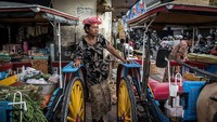 Biasanya para kuda tersebut mendapatkan asupana seperti dedak dan gandum, tetapi karena situasi pandemi makanan tersebut digantikan dengan rumput kering. Chris McGrath/Getty Images.