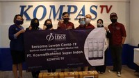 Inez Cosmetics peduli memutus mata rantai penyebaran virus Covid-19 di seluruh Indonesia, diwujudkan dengan subangsih hand sanitizer sebanyak 1.500 pcs, untuk area Jakarta, diserahkan melalui Kompas TV pada tanggal 11 Mei 2020.