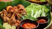 Salah satu olahan ayam rumahan yang populer adalah ayam bakar bumbu rujak. Rasa pedas manis bumbunya semakin enak dimakan dengan nasi hangat. Kamu bisa melihat resepnya di sini. Foto: iStock