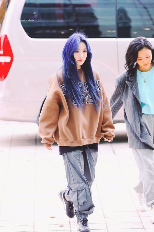 Sebagian orang merasa lebih nyaman pakai baju serba longgar ketika rumah. Jika kamu demikian, gaya Wheein MAMAMOO ini bisa ditiru. Foto: dok. Fansite