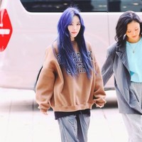 Sebagian orang merasa lebih nyaman pakai baju serba longgar ketika rumah. Jika kamu demikian, gaya Wheein MAMAMOO ini bisa ditiru. Foto: dok. Fansite