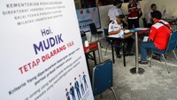 Sesuai Surat Edaran Gugus Tugas COVID-19, masyarakat yang diperbolehkan menggunakan KLB ialah pekerja di pelayanan penanganan COVID-19, pertahanan & keamanan, kesehatan, kebutuhan dasar, fungsi ekonomi penting; perjalanan darurat pasien atau orang yang memiliki keluarga inti sakit keras atau meninggal; serta repatriasi. ANTARA FOTO/M Risyal Hidayat