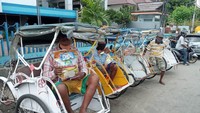 Sasarannya adalah mereka yang para pekerja harian lepas dan tak memiliki penghasilan tetap yang jelas terdampak langsung akan pandemi Corona ini. Seperti sopir ojek atau tukang becak salah satunya. dok. Partai Demokrat