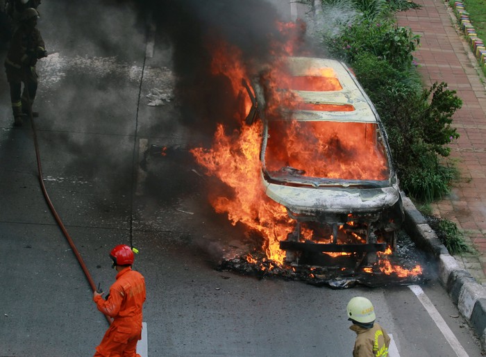 Petugas Sudin pemadam kebakaran Jakarta Selatan mencoba memadamkan api yang membakar mobil mewah jenis Toyota Vellfire di Jalan Sultan Iskandarsyah, Pondok Indah, Jakarta, Senin (11/5/2020). Api yang membakar mobil mewah tersebut diduga berasal dari korsleting arus listrik mobil dan tidak ada korban jiwa dalam peristiwa tersebut. ANTARA FOTO/Muhammad Iqbal/hp.