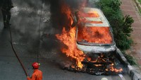Api yang membakar mobil mewah tersebut diduga berasal dari korsleting arus listrik mobil dan untungnya tidak ada korban jiwa dalam peristiwa tersebut.