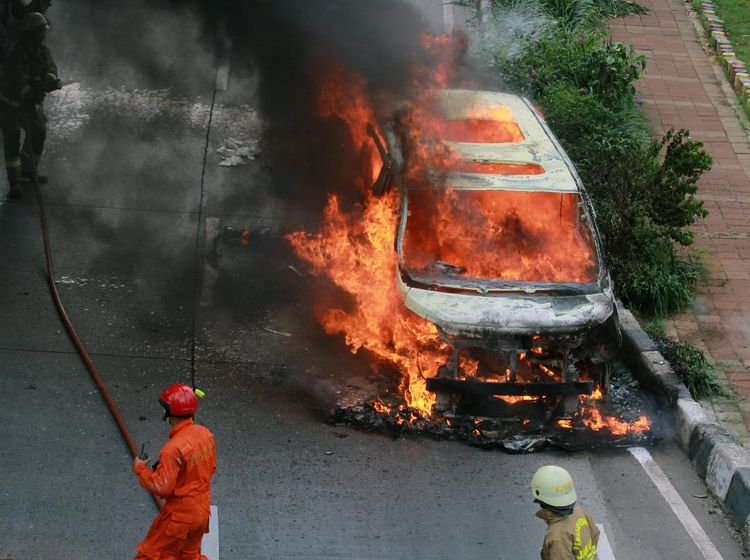 Mobil Mewah Toyota Vellfire Kebakar, Kok Bisa?
