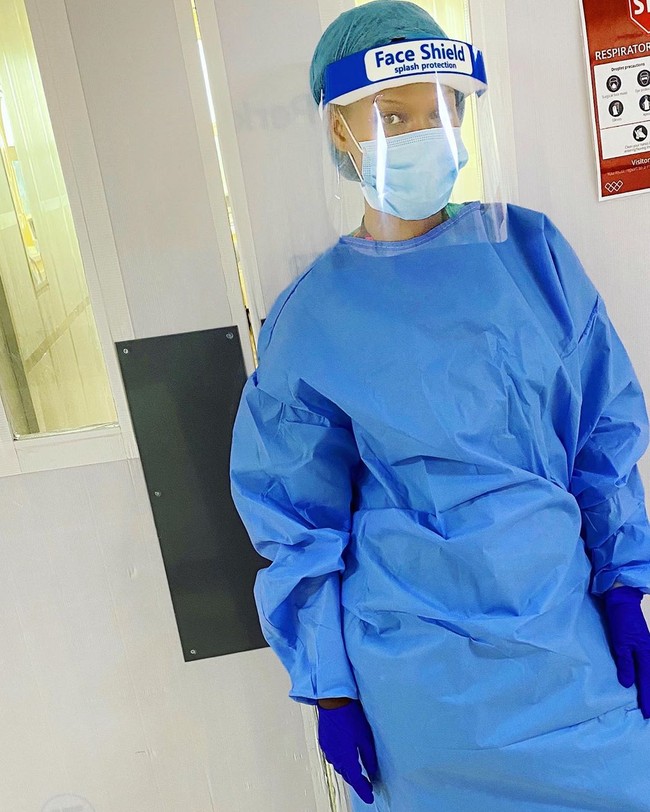 Sarah pun bercerita bahwa ia tidak tega dengan keluarga yang ingin menjenguk. Namun, begitulah prosedurnya demi keselamatan anggota keluarga pasien Corona.  Foto: dok. Instagram @sarah.mulindwa