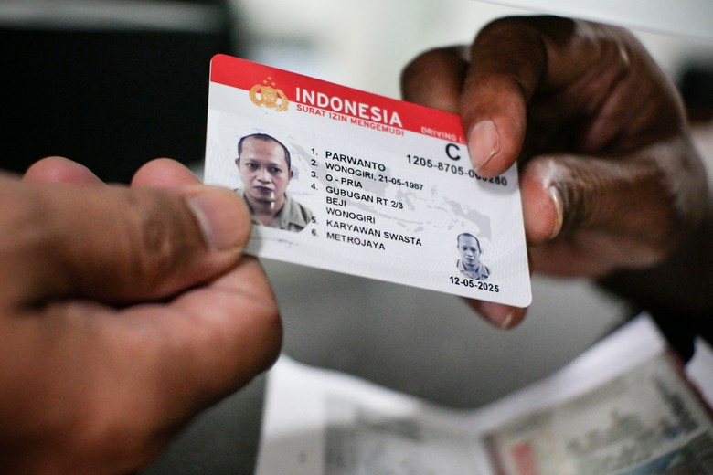 LAYANAN SIM TURUN 75 PERSEN Peserta mengikuti ujian teori Surat Izin Mengemudi (SIM) di Satuan Penyelenggara Administrasi (Satpas) SIM Daan Mogot, Jakarta, Selasa (12/5/2020). Kepala Seksi SIM Direktorat Lalu Lintas Polda Metro Jaya Komisaris Polisi Lalu Hedwin memperkirakan semasa pandemi COVID-19 aktivitas pembuatan SIM mengalami penurunan mencapai 75 persen dari hari biasa. ANTARA FOTO/Rivan Awal Lingga/foc.
