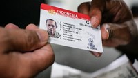 Peserta akan lulus jika tidak menyentuh dan menjatuhkan patok pada setiap materi yang diuji, selain itu memperhatikan posisi kaki dan pengereman pada materi ujian yang dilarang. ANTARA FOTO/Rivan Awal Lingga