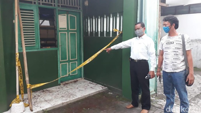 Kasat Reskrim Polres Blora AKP Setiyanto menunjukkan TKP kos korban SPG