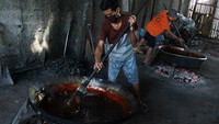 Menjelang Idu Fitri permintaan dodol Betawi yang biasa dijual dengan harga Rp 57 ribu per-kilogram itu untuk tahun ini mengalami penurunan permintaan imbas dari pandemi COVID-19. ANTARA FOTO/Muhammad Iqbal.